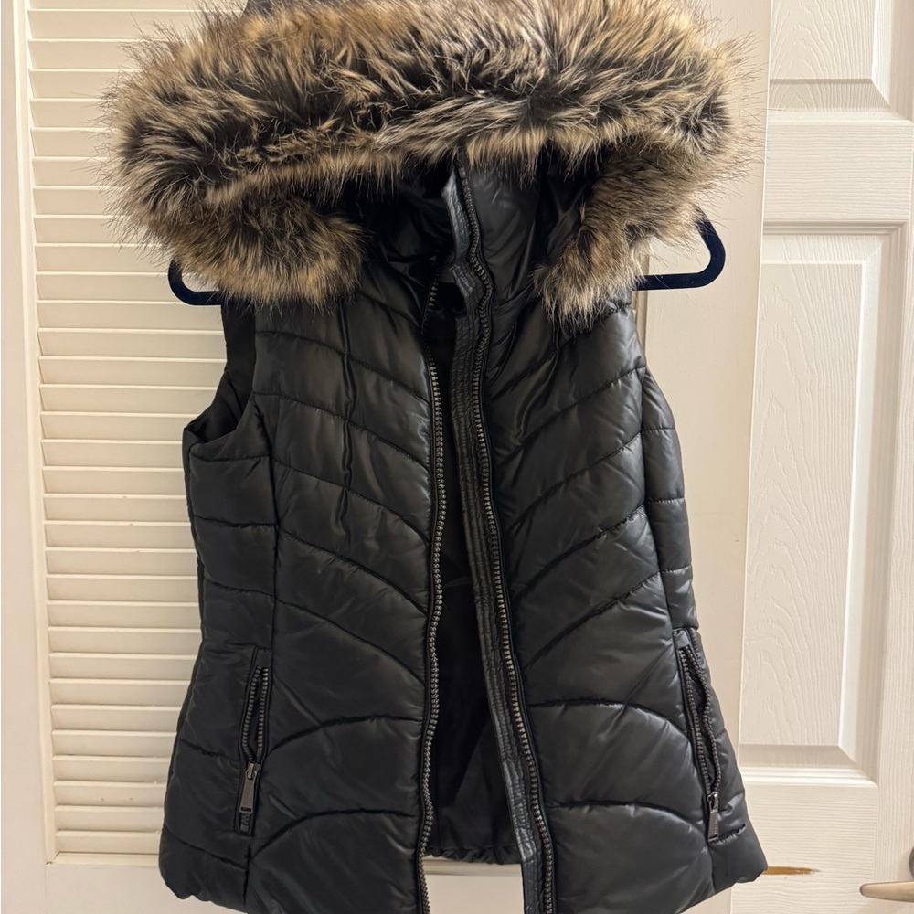 Chic Black Puffer Vest with Faux Fur Trim